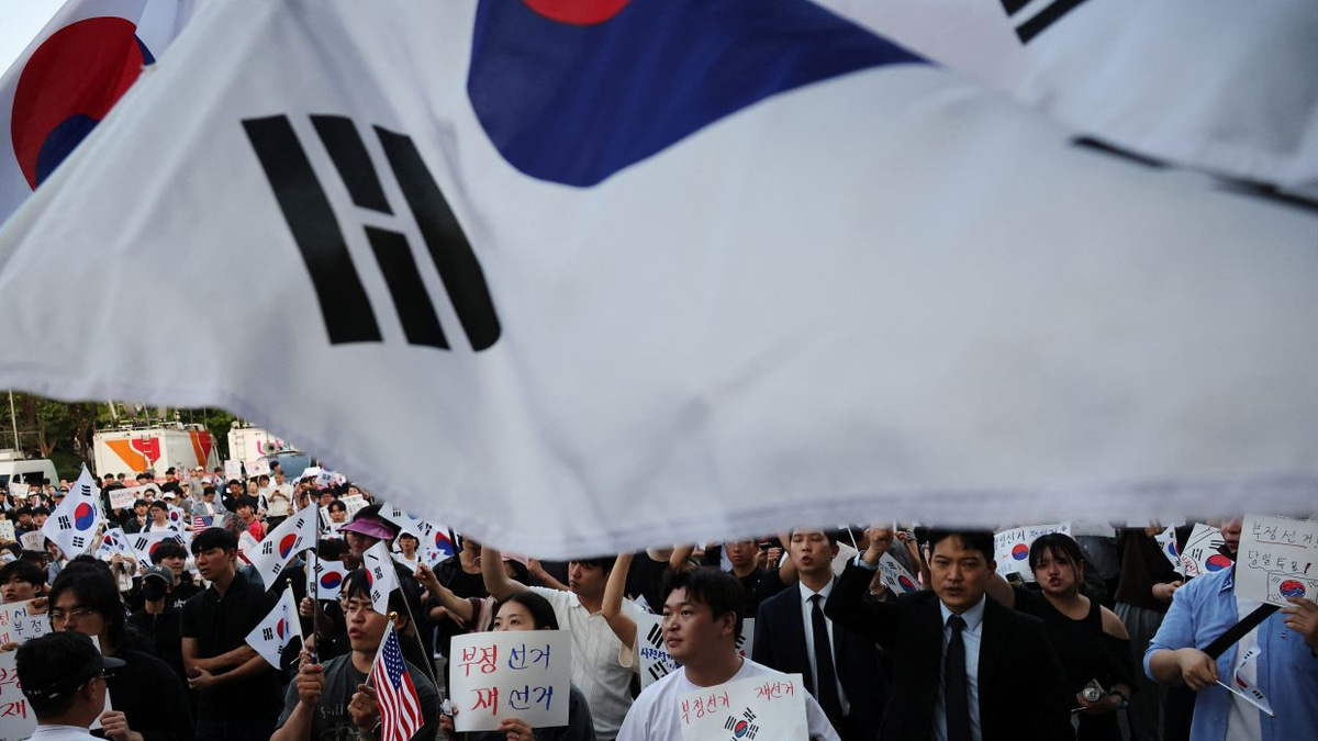 South Korea's President Lee Seeks to Contain Election Row Amid Ballot Shortage Fallout