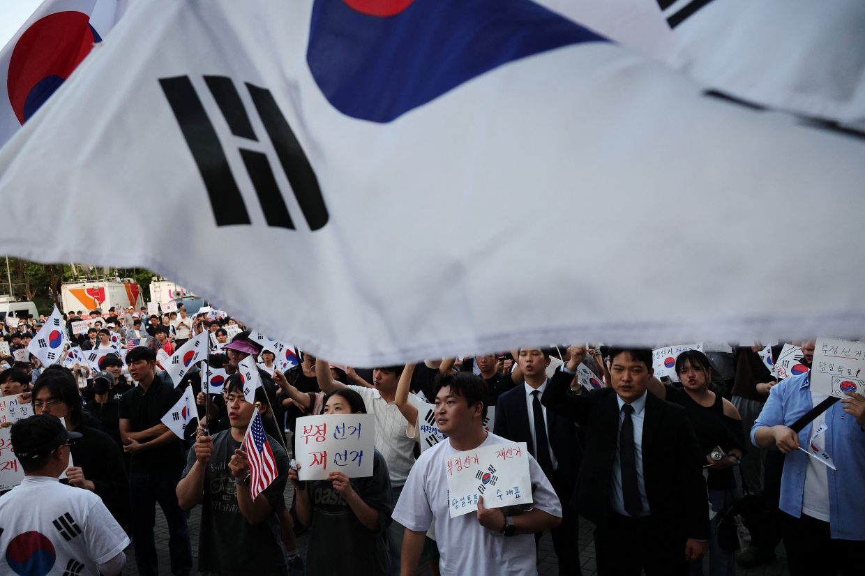 South Korea's President Lee Seeks to Contain Election Row Amid Ballot Shortage Fallout