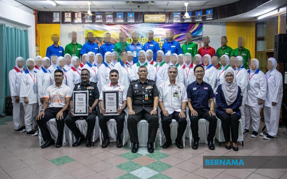 Saifuddin Praises Prisons Department's Malaysia Book of Records Achievement for Inmate Training Initiative