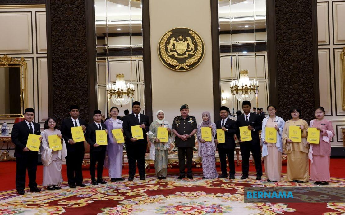 King Confers BYDPA Scholarships on 14 High-Achieving Scholars
