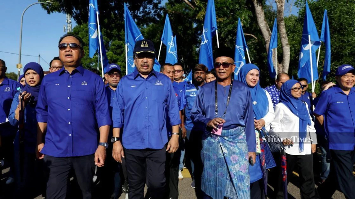 Johari Ghani campaigns in Tiram to shore up Barisan support ahead of Johor election
