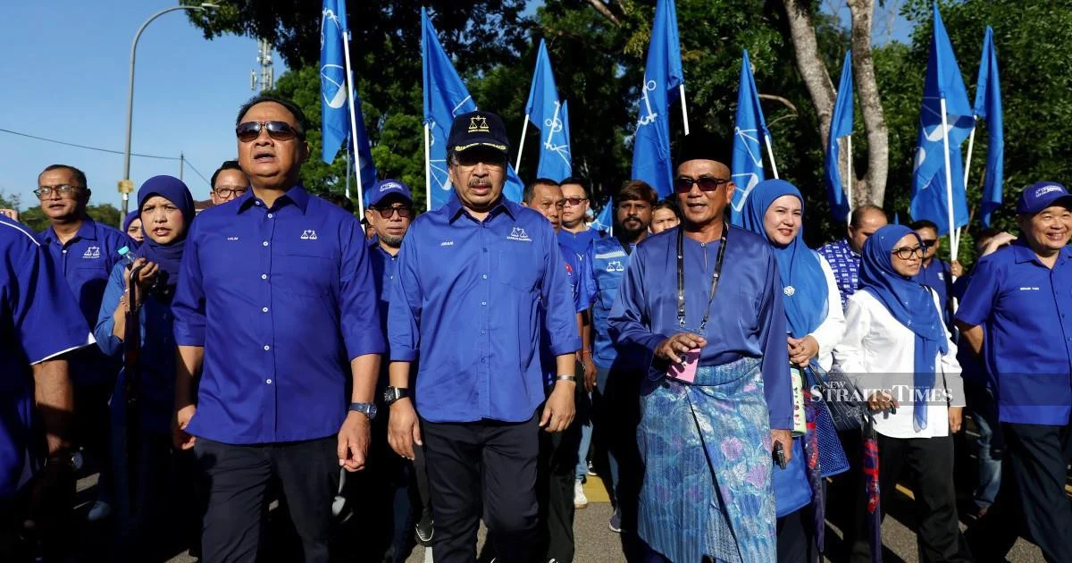 Johari Ghani campaigns in Tiram to shore up Barisan support ahead of Johor election