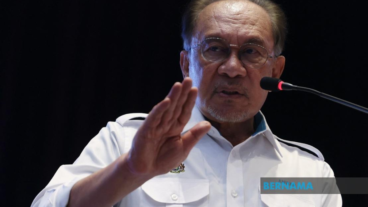 Anwar Calls on Political Players to Shield Royal Institutions from Electoral Disputes