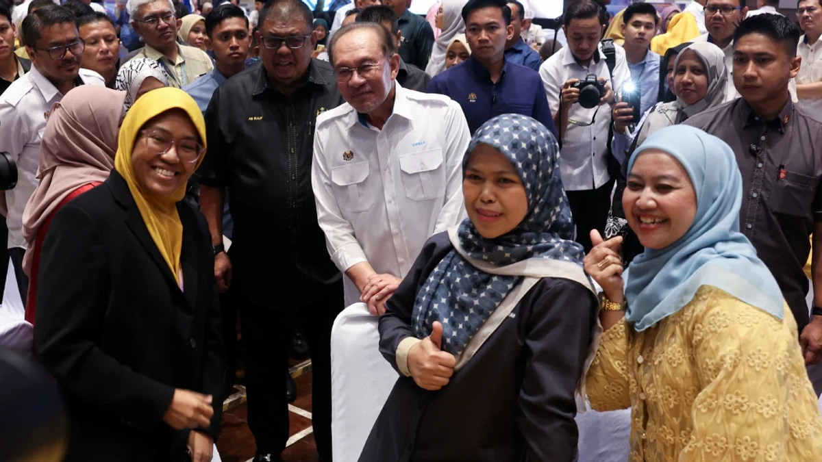 Anwar Credits Civil Service as Malaysia Leaps Eight Places in Global Competitiveness Rankings