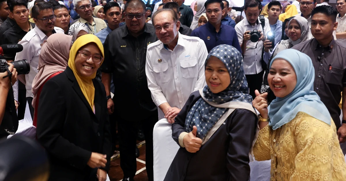 Anwar Credits Civil Service as Malaysia Leaps Eight Places in Global Competitiveness Rankings