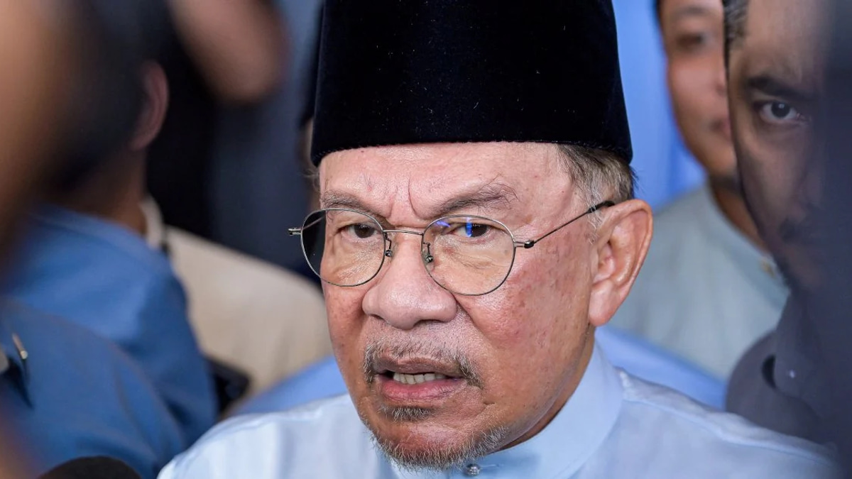 Anwar Rebuts Claims About Onn Hafiz Barred from Felda Event