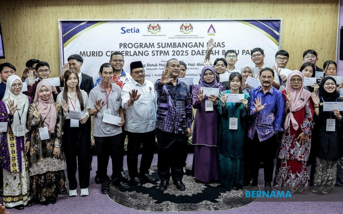 214 High-Achieving STPM Students in Batu Pahat Receive Prime Minister's Special Recognition Awards
