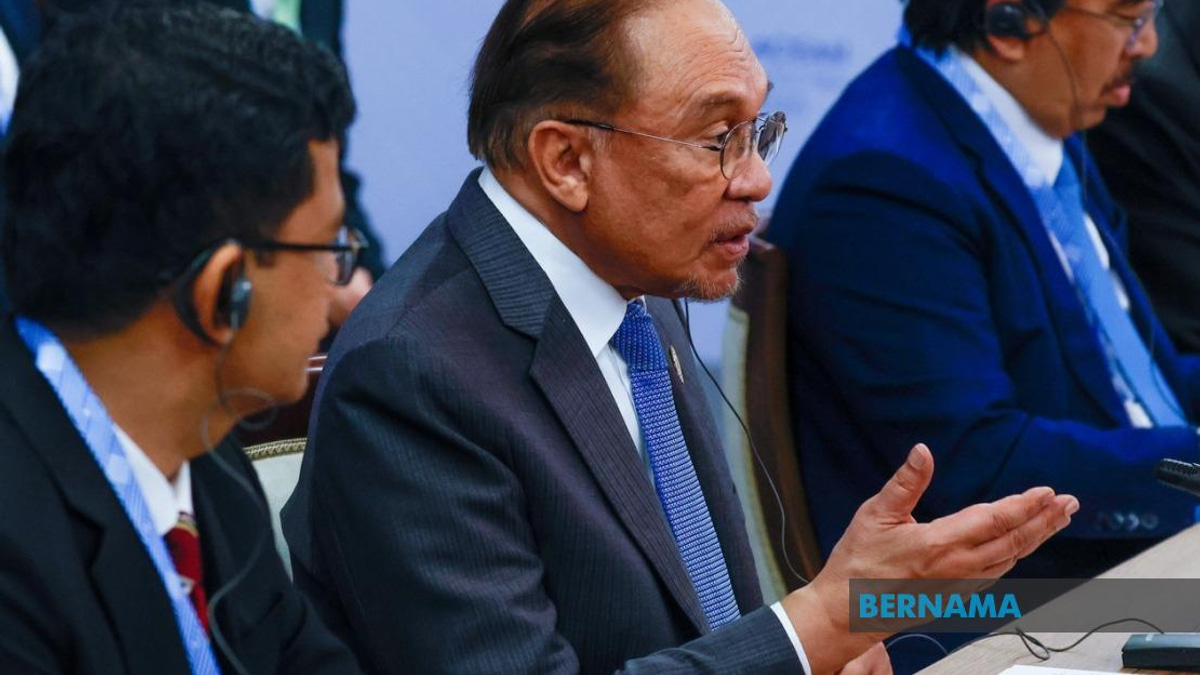 Anwar Praises Russia's Principled Approach to Gaza and Iran