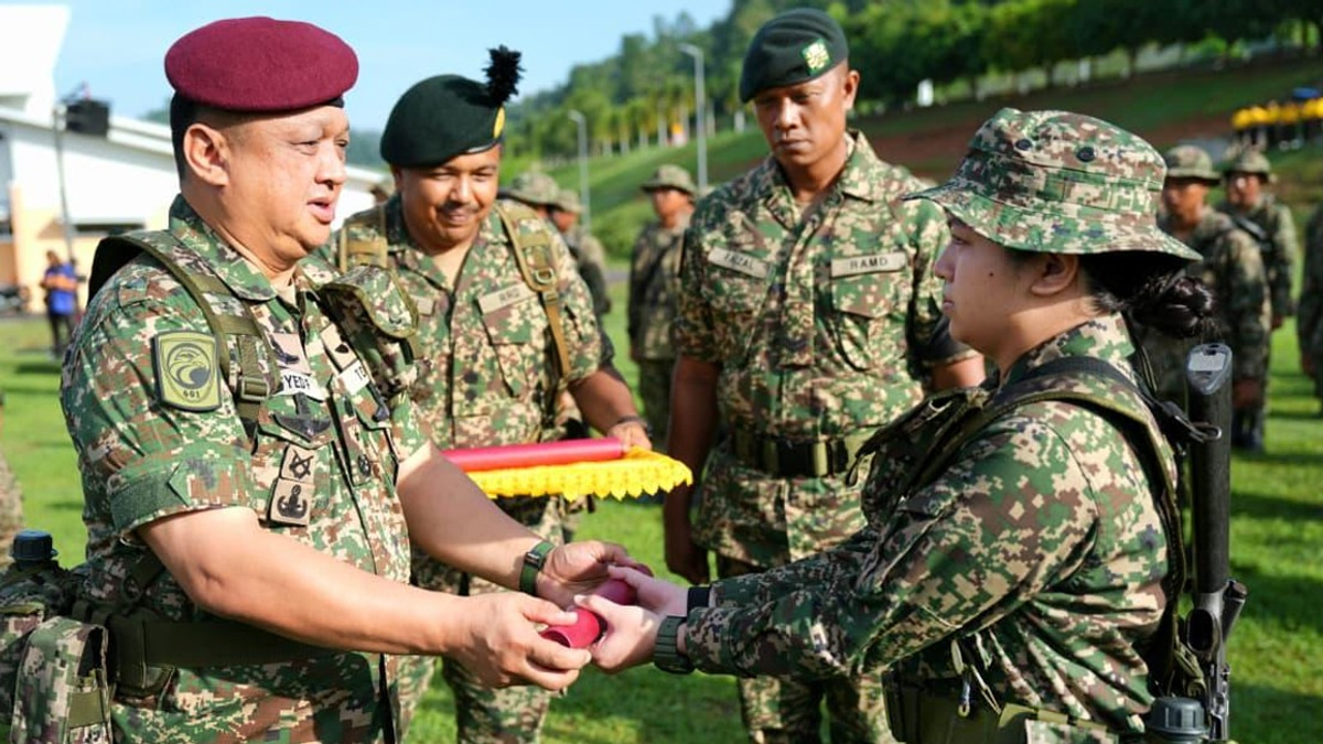 Raja Muda of Perlis' Daughter Graduates from Malaysian Army Young Soldier Course
