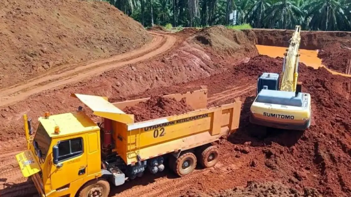 Nine detained after police seize RM3.75 million in assets and bauxite from Felda site