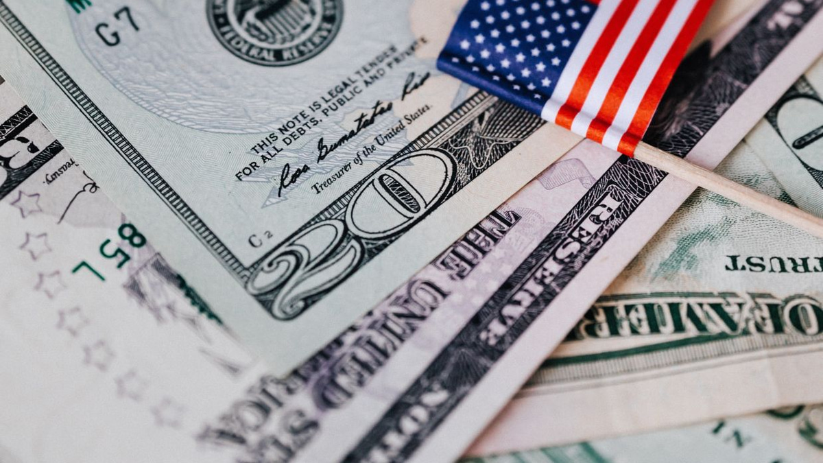 Dollar Surges to 12-Month Peak as Fed Rate-Hike Bets Intensify; Yen Tumbles Toward 40-Year Weakness