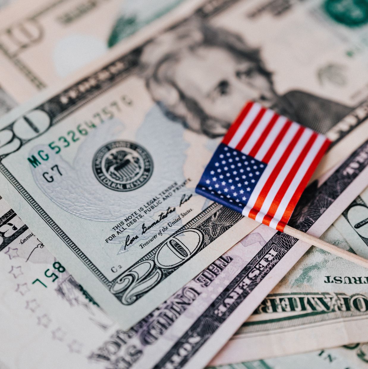 Dollar Surges to 12-Month Peak as Fed Rate-Hike Bets Intensify; Yen Tumbles Toward 40-Year Weakness