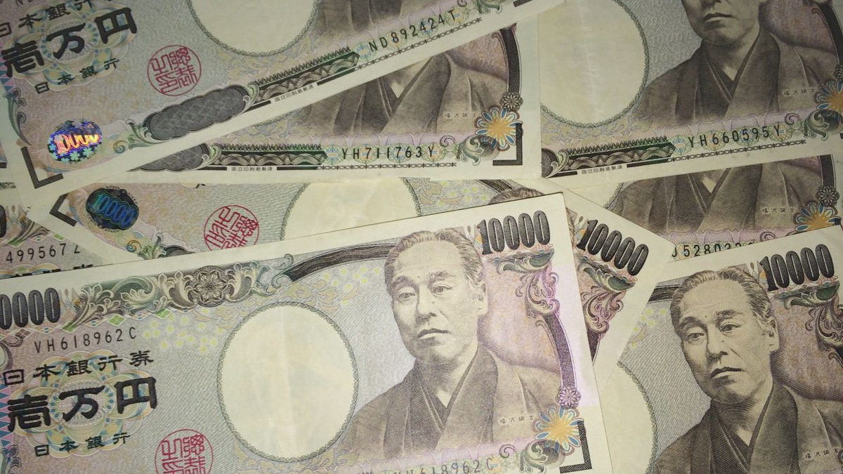 Japanese yen languishes near 40-year low despite intervention and rate rise