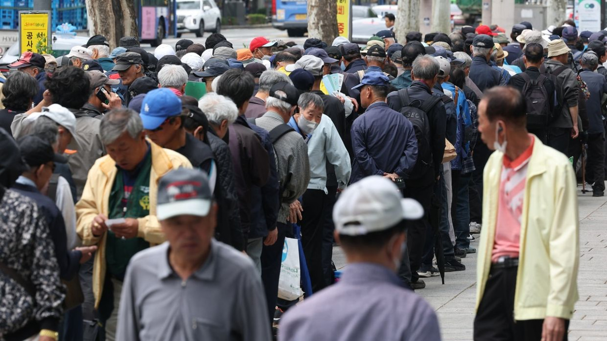 Seoul's Senior Bus Subsidy Plan Raises Questions Over Cost and Sustainability