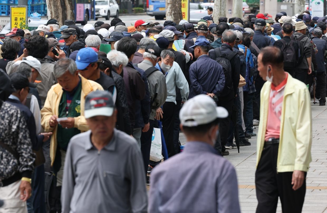 Seoul's Senior Bus Subsidy Plan Raises Questions Over Cost and Sustainability