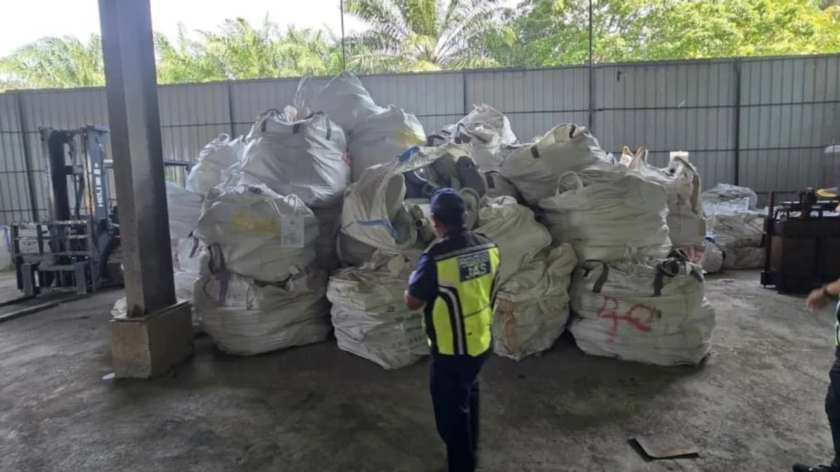Authorities Seize RM6.4 Million in E-Waste from Illegal Kuantan Factory