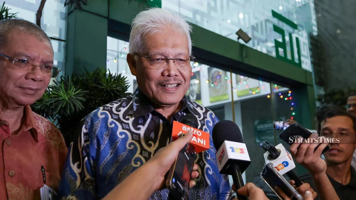 Hamzah Zainudin Set to Reclaim Opposition Leader's Seat in Parliament