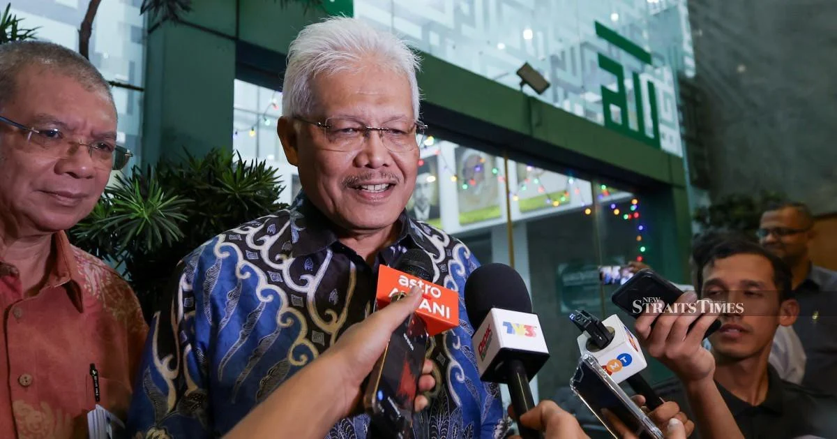 Hamzah Zainudin Set to Reclaim Opposition Leader's Seat in Parliament