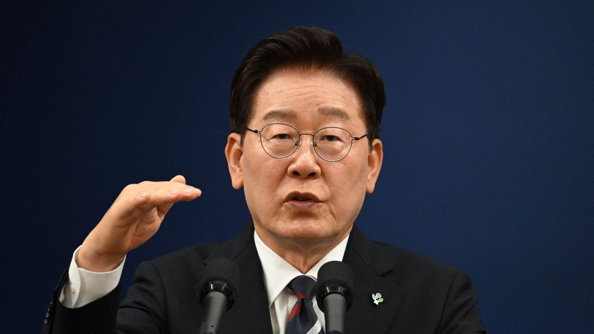 South Korean President Lee Jae Myung's Approval Rating Falls Below 50% for First Time