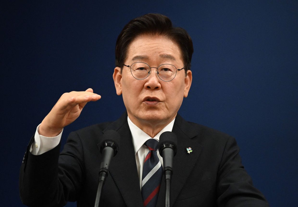 South Korean President Lee Jae Myung's Approval Rating Falls Below 50% for First Time