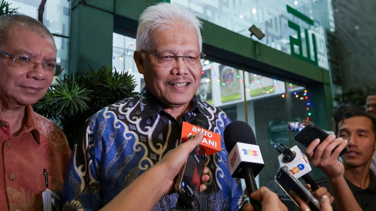 PN submits paperwork to confirm Hamzah Zainudin's continued role as opposition leader