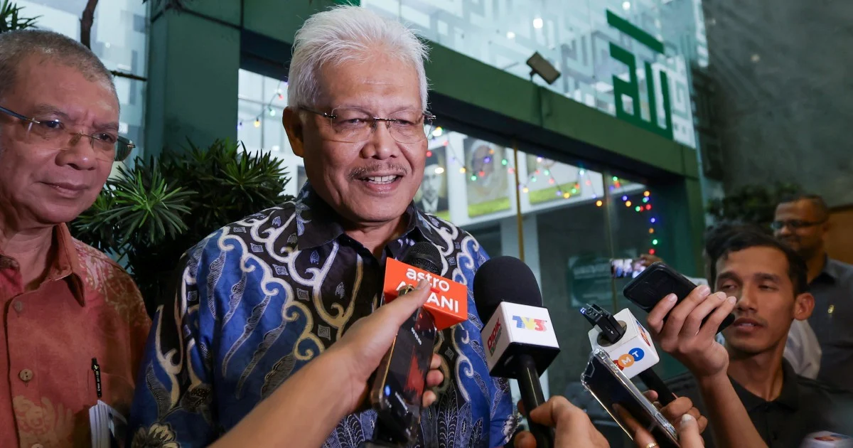 PN submits paperwork to confirm Hamzah Zainudin's continued role as opposition leader