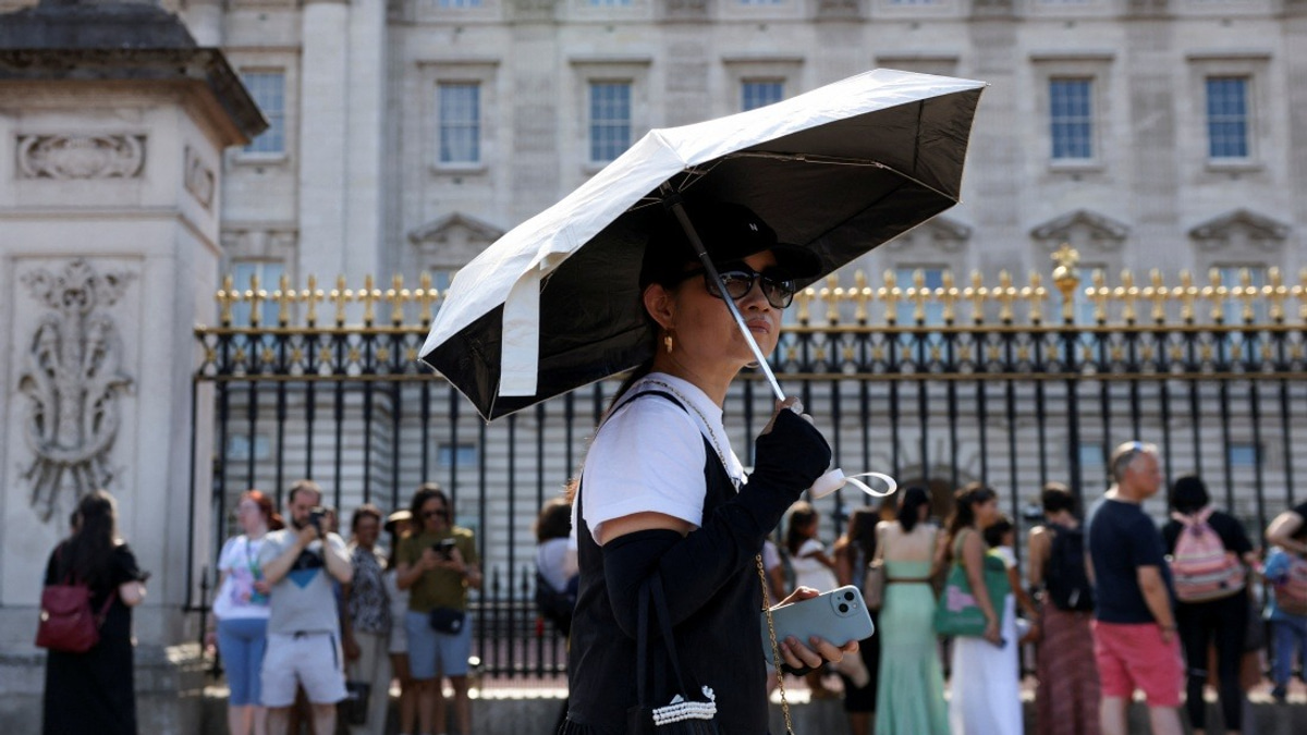 UK Cancels Buckingham Palace Ceremonial Guards Due to Extreme Heat