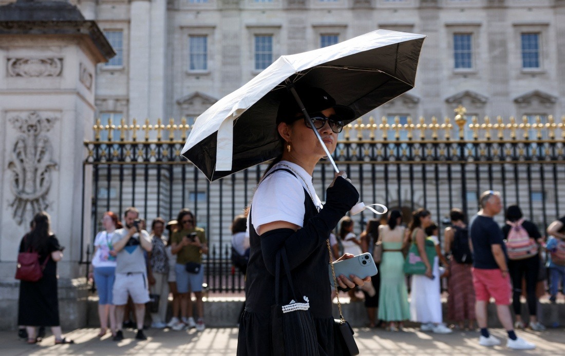 UK Cancels Buckingham Palace Ceremonial Guards Due to Extreme Heat