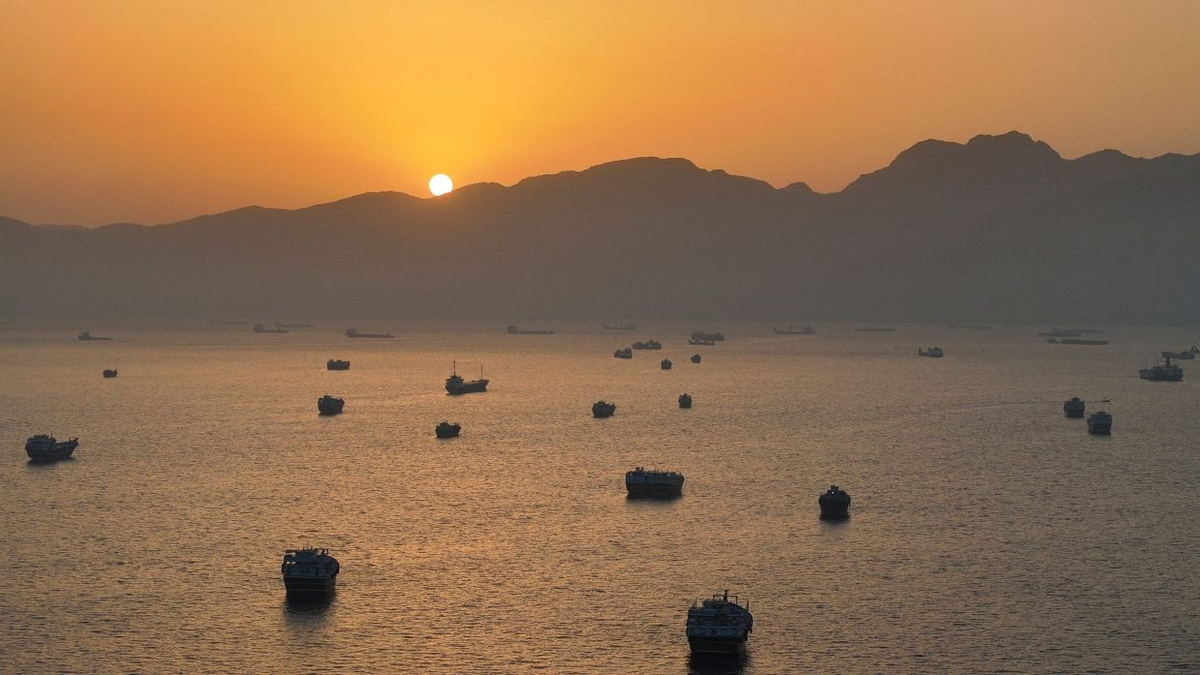 Oil tanker exodus from Hormuz gains momentum as Iran-US deal eases regional tensions