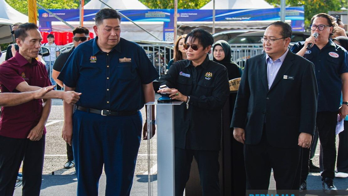 Azalina Pushes Continuity Message as Johor Voters Head to Polls