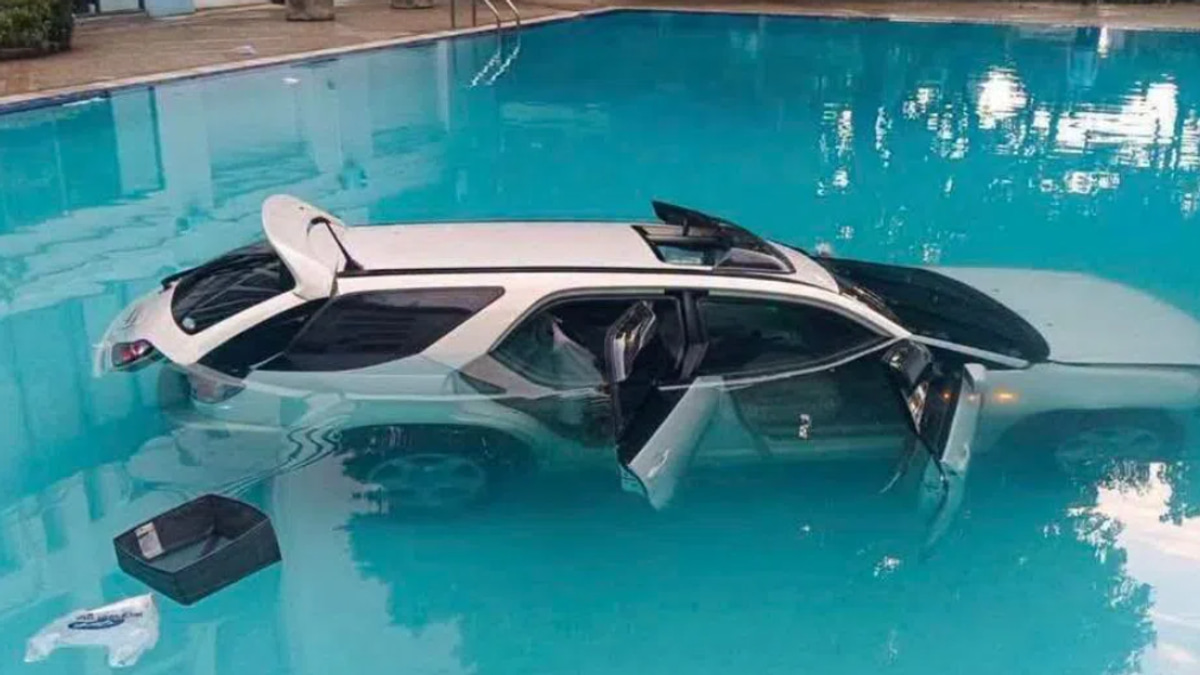 Family row over $775 rent escalates as man crashes SUV into Chulalongkorn University pool
