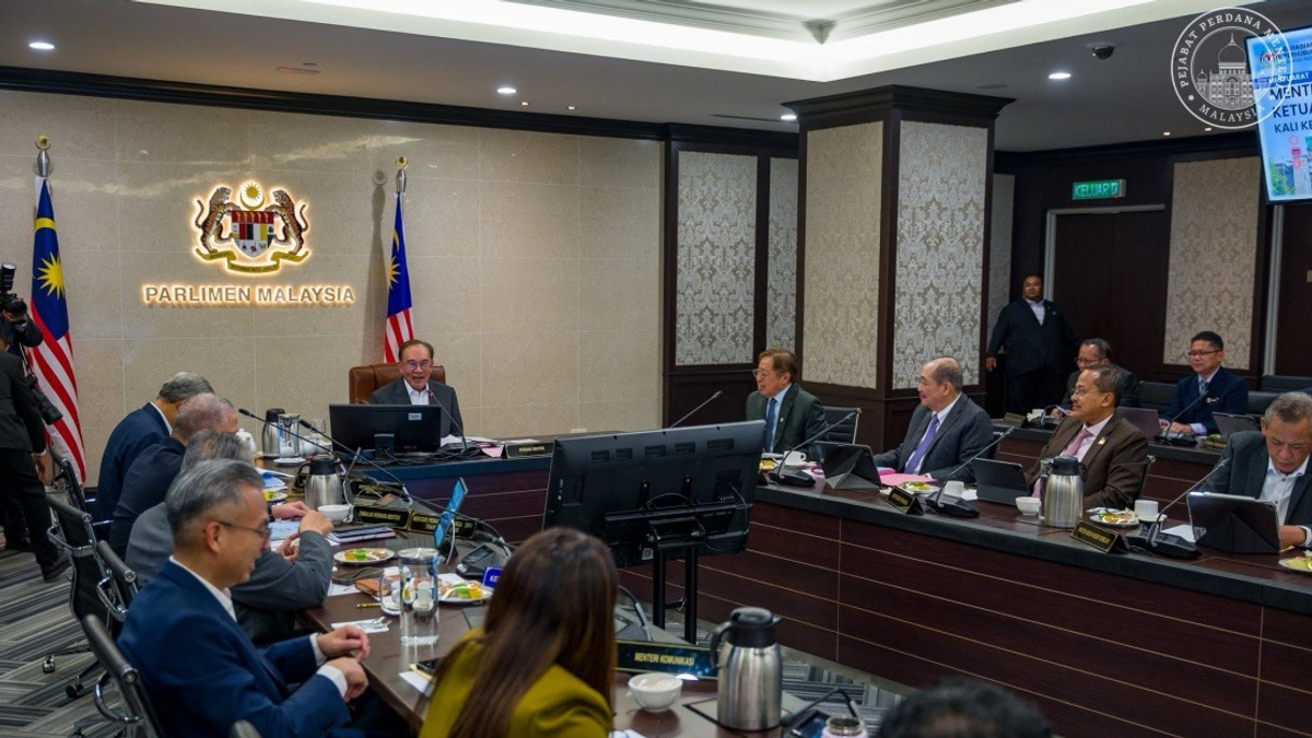Anwar Convenes Menteris Besar Meeting to Chart Path for Economic Recovery