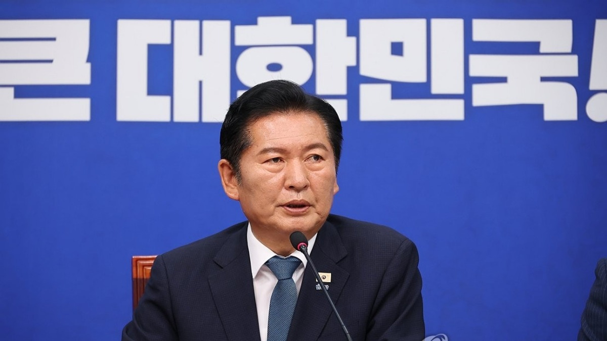 South Korea's Ruling Party Chairman Steps Down Ahead of Leadership Contest