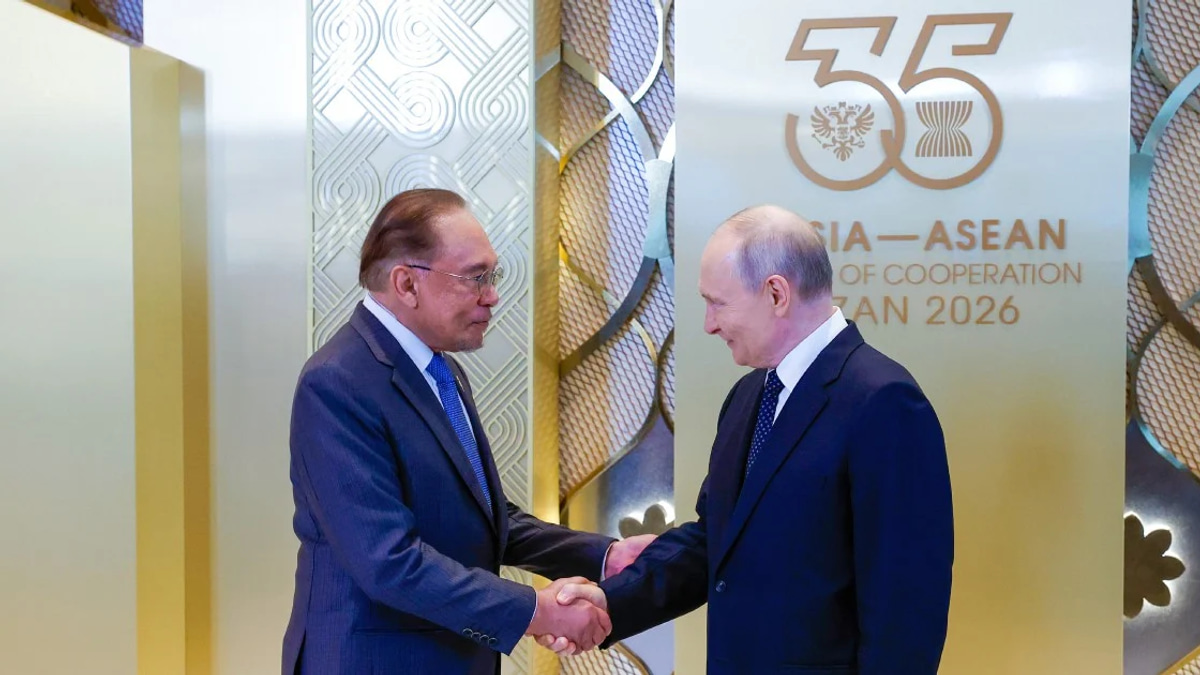 Anwar, Putin Discuss Energy Security and Local Currency Trade in Bilateral Talks