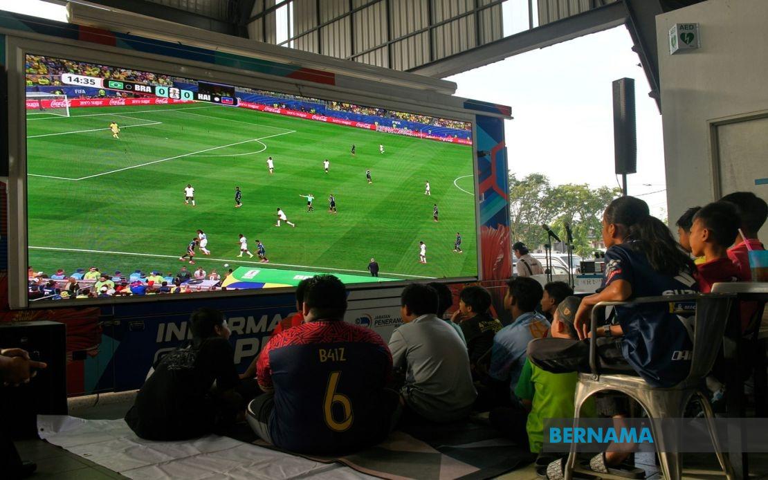 Free World Cup Broadcasts Ease Cost Burden for Malaysian Traders and Diners