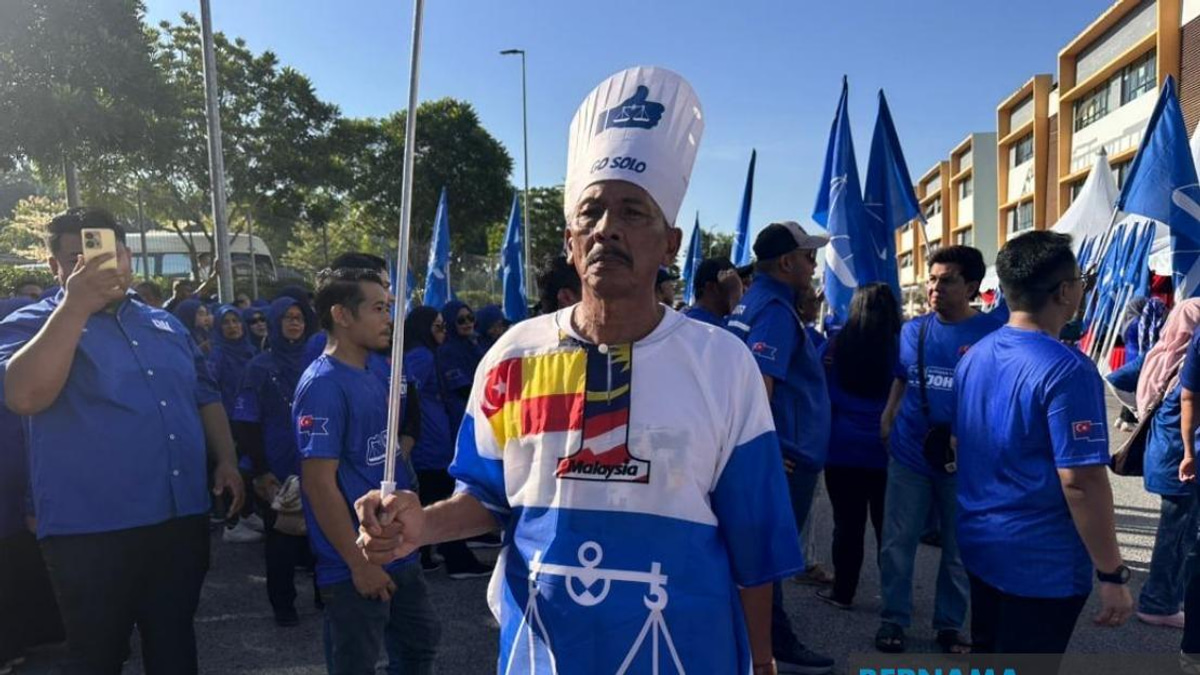 Retiree Dips Into Savings To Travel From Selangor, Back Onn Hafiz In Johor Polls