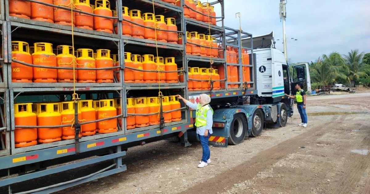 Bentong Raid Uncovers RM405,000 Worth of LPG Tanks in Fenced Facility