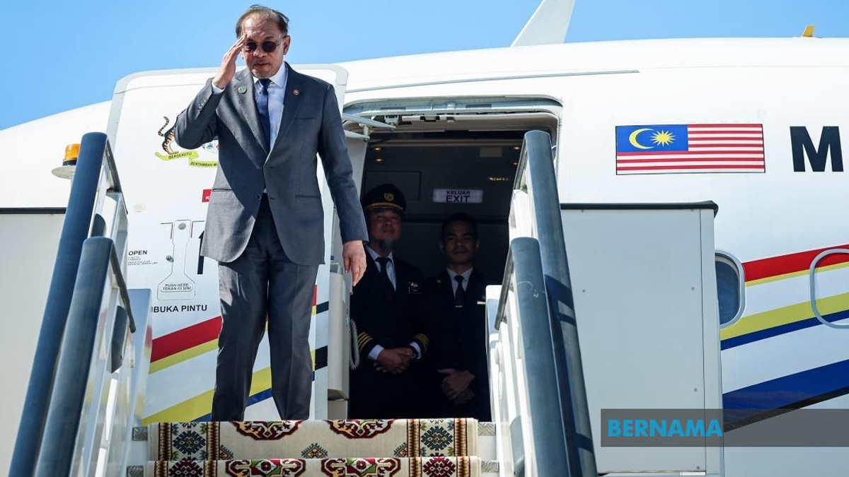 Anwar Returns from Turkmenistan to Lead Penang Events, Recognizes Media Excellence