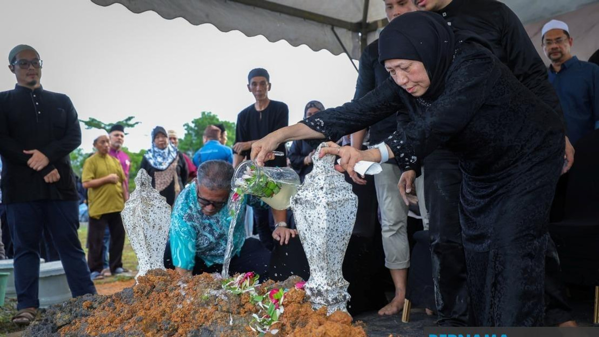 Women's Minister Nancy Shukri's Husband Laid To Rest In Kuching