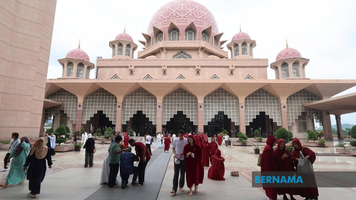 Putra Mosque Hosts 5,000 Guests for National Maal Hijrah 1448H Celebration