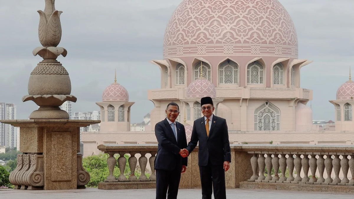 Anwar Welcomes Bangladesh PM Tarique Rahman With Full State Honours in Putrajaya